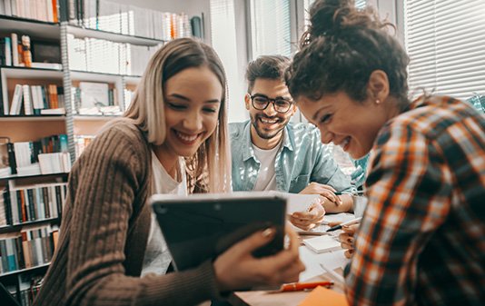 ecricome-litteraires-groupe-etudiants
